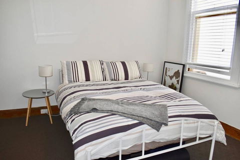 Charming Terrace House On Tree Lined Street - Accommodation Gladstone 3