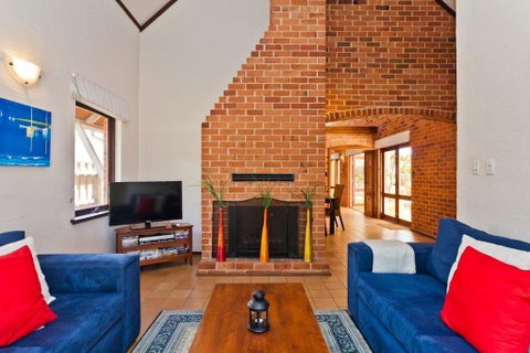 Chateau Cottesloe By The Beach - Accommodation Gladstone 3