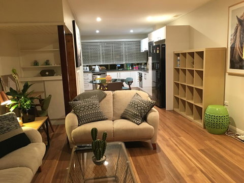 Chevron Luxury Pad - Accommodation Gladstone 0