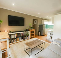 Chic Pet Friendly  500m to the Beach w/ parking - Accommodation Gladstone