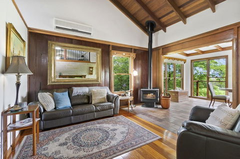 CHRISTOPHERS COTTAGE - Accommodation Gladstone 1