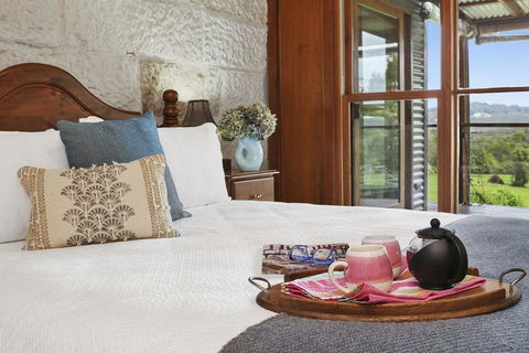 CHRISTOPHERS COTTAGE - Accommodation Gladstone 0