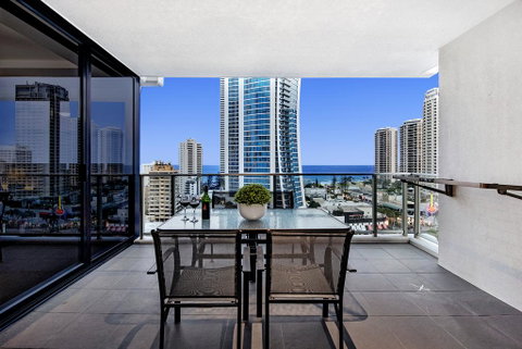 Circle On Cavil Holidays Gold Coast - Accommodation Gladstone 2