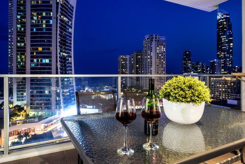 Circle On Cavil Holidays Gold Coast - Accommodation Gladstone 0