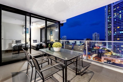 Circle On Cavil Holidays Gold Coast - Accommodation Gladstone 1