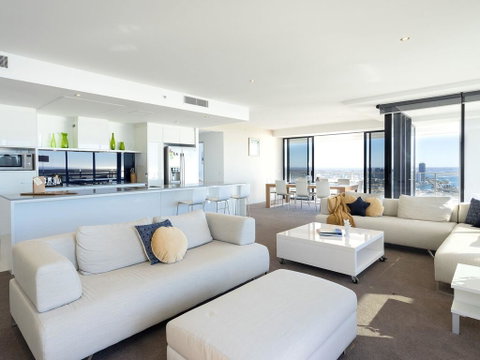 Circle On Cavill 52nd Floor Spacious Skyhome Apartment - Accommodation Gladstone 1