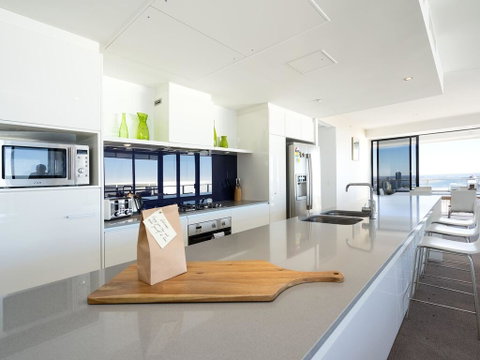 Circle On Cavill 52nd Floor Spacious Skyhome Apartment - Accommodation Gladstone 2