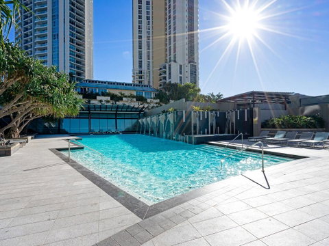 Circle On Cavill 52nd Floor Spacious Skyhome Apartment - Accommodation Gladstone 3