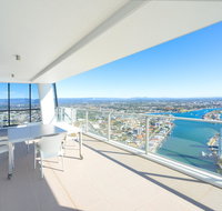 Circle On Cavill 52nd Floor Spacious Skyhome Apartment - Accommodation Gladstone