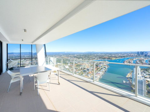 Circle On Cavill 52nd Floor Spacious Skyhome Apartment - Accommodation Gladstone 0
