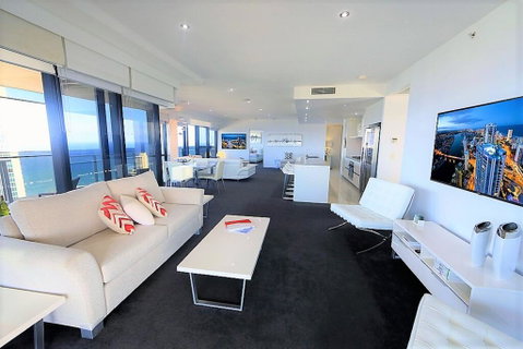 Circle On Cavill Sky Home- Holidays Gold Coast - Accommodation Gladstone 3
