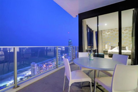Circle On Cavill Sky Home- Holidays Gold Coast - Accommodation Gladstone 2