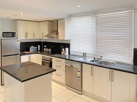 City Center - Modern 2-Bedroom Apartment - Accommodation Gladstone 3
