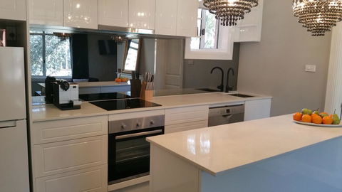 City Life Apartment-full Kitchen & Separate Bedroom - Accommodation Gladstone 2