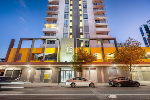 City Rest With Views - High Up Sleeps 4 + Parking - Accommodation Gladstone 3
