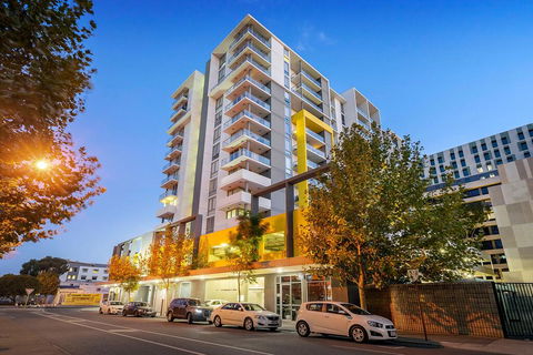 City Rest With Views - High Up Sleeps 4 + Parking - Accommodation Gladstone 2