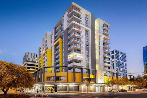 City Rest With Views - High Up Sleeps 4 + Parking - Accommodation Gladstone 1