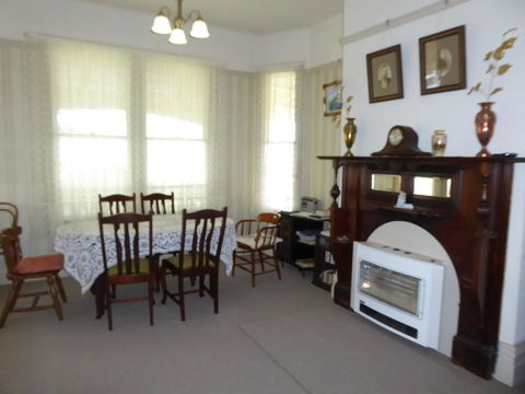Claremont Farmhouse - Accommodation Gladstone 2