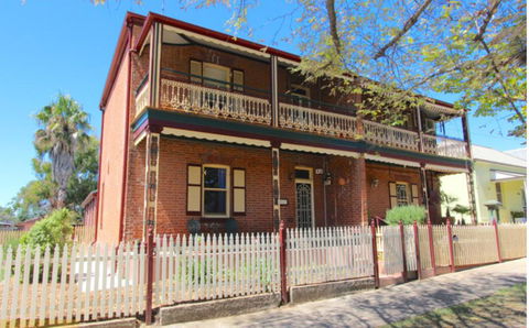 Classic Old Style House - Accommodation Gladstone 0