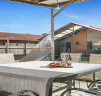 Cleveland Place - walk to beach and shops - Accommodation Gladstone