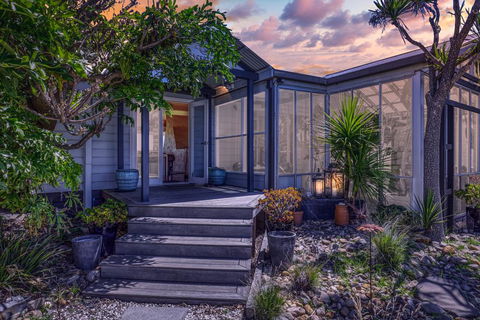 Cliff Top - Accommodation Gladstone 3