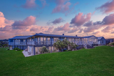 Cliff Top - Accommodation Gladstone 0