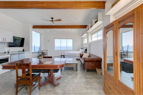 CLIFFSIDE: BONDI BEACH - Accommodation Gladstone 1