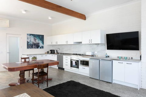 CLIFFSIDE: BONDI BEACH - Accommodation Gladstone 2