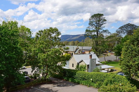 Cloudsong Chalet 1 - Close To The Village Centre! - Accommodation Gladstone 1