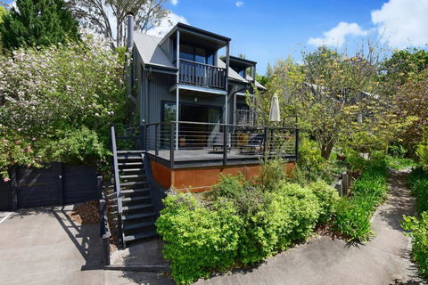 Cloudsong Chalet 1 - Close To The Village Centre! - Accommodation Gladstone 0