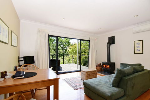Cloudsong Chalet 3 - Close To The Village Centre! - Accommodation Gladstone 3