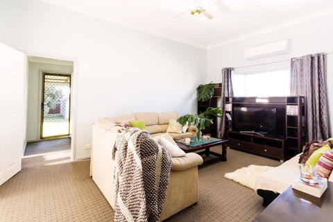Coal D' Vine Cottage - Cessnock NSW - Accommodation Gladstone 3
