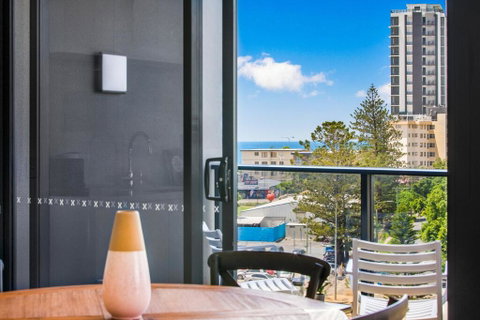 Coastal Apartment With Balcony, Parking And Pool - Accommodation Gladstone 2
