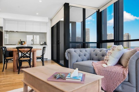 Coastal Apartment With Balcony, Parking And Pool - Accommodation Gladstone 1