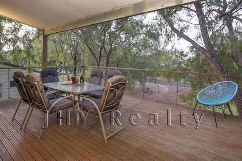 Coastal Cottage - Accommodation Gladstone 1