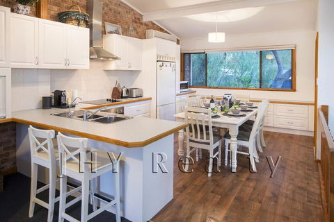Coastal Cottage - Accommodation Gladstone 0