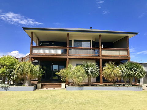 Coastal Paradise Holiday Home: Swimming Pool + WiFi - Accommodation Gladstone 3