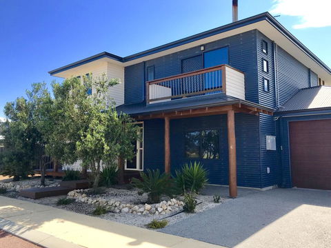 Coastal Paradise Holiday Home: Swimming Pool + WiFi - Accommodation Gladstone 2