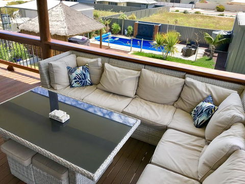 Coastal Paradise Holiday Home: Swimming Pool + WiFi - Accommodation Gladstone 1