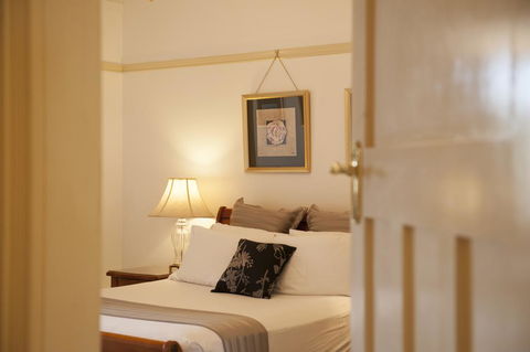 Cobb & Co Court Boutique Hotel - Accommodation Gladstone 0