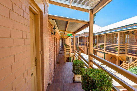 Cobb & Co Court Boutique Hotel - Accommodation Gladstone 1