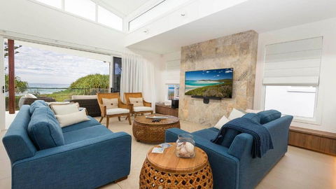 Coco De Mer Beach Villa - Accommodation Gladstone 1