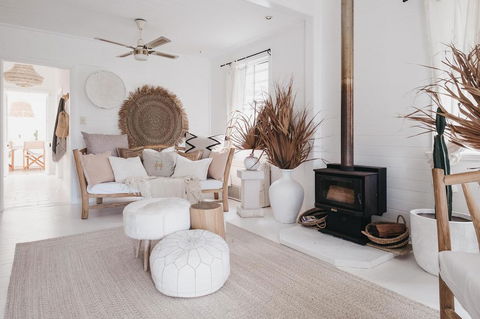 Collective Retreat - Charming Holiday Escape - Accommodation Gladstone 0