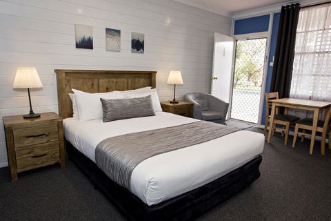 Colonial Motel & Apartments - Accommodation Gladstone 1