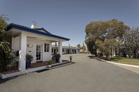 Colonial Motel & Apartments - Accommodation Gladstone 0