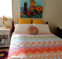 Colourful creative Artist house Glen Waverley - Accommodation Gladstone