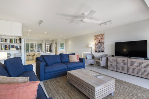 Comfortable & Stylish With Rooftop Spa - Accommodation Gladstone 1
