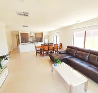 Comfortable 5BR House 6mins to Werribee Station.Great Ocean Road tourist stopover - Accommodation Gladstone