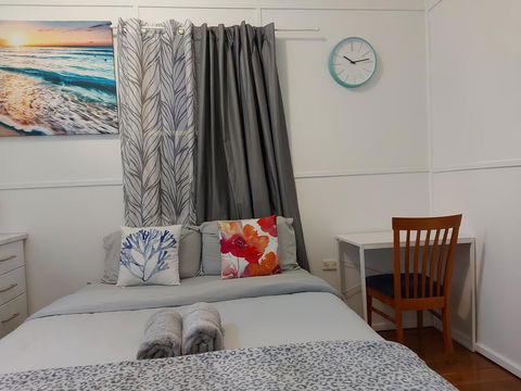 Comfortable Guest Room Closes To Emerald CBD - Accommodation Gladstone 0