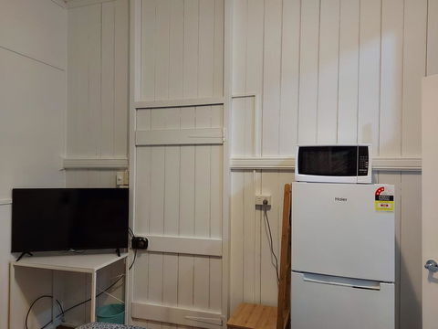 Comfortable Guest Room Closes To Emerald CBD - Accommodation Gladstone 3